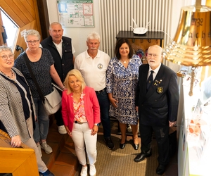 Schiffsglocke des Mehrzwecklandungsbootes „Lachs“ hängt  im Museum