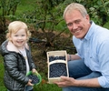 Die zweijährige Lani ist ein echter Blaubeer-Fan und kam mit ihrer Oma zu Eberhard Schmückers Hof, um die Beeren eigenhändig zu pflücken.