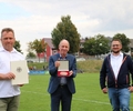 Vereinsvorsitzender Georg Garz, Oberbürgermeister Bernd Tischler und Pressewart Christoph Wrobel freuen sich über die Sportplakette.