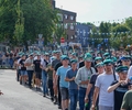 Schützen marschieren entlang der Hauptstraße in Kirchhellen.