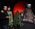 Komödie „Das Pubertier“ mit gigantischem Faultier auf  der Bühne der Stadthalle