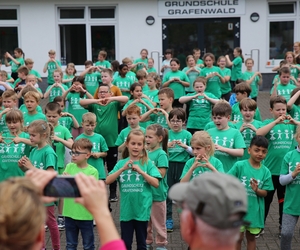 Schülerinnen und Schüler der Grundschule führen ihren Schultanz auf.