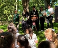 Appeltatenmajestäten pflanzen Apfelbaum im städtischen Kindergarten Enfieldstraße