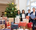 Übergabe der Pakete an den  Caritasverband