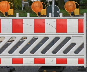 Eine Straßenabsperrung.