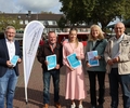 Bezirksbürgermeister Hendrik Dierichs, Josef Werner, Vorsitzender des Seniorenbeirates, Sozialdezernentin Karen Alexius-Eifert sowie Doris Rahe und Rainer Hürter vom Seniorenbeirat präsentieren die neuen Kalender.