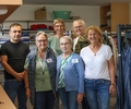 Die Ehrenamtlichen in der Caritas-Kleiderstube freuen sich über gut erhaltene Spenden.