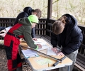 Kinder entdecken die Wunder der Natur