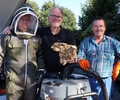 Die Imker (v.l.) Thomas Kurth, Hans-Helmut Schmücker und Frank Goretzky zeigen ein Bruchstück des entfernten Nests aus Grafenwald.