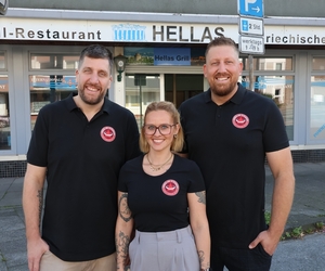 (v.l.) Martin, Bianca und Stefan Otte übernehmen das ehemalige „Hellas“ und eröffnen den „Dorfimbiss vom Tetraeder".