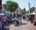 BILDERSTRECKE - Kunterbunte Mittelstraße zum Bankgeflüster 2024