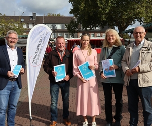 Bezirksbürgermeister Hendrik Dierichs, Josef Werner, Vorsitzender des Seniorenbeirates, Sozialdezernentin Karen Alexius-Eifert sowie Doris Rahe und Rainer Hürter vom Seniorenbeirat präsentieren die neuen Kalender.