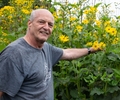 Der Kirchhellener Werner Gahlen, Imker, Bienenexperte und Kräuterpädagoge, gibt Tipps im Umgang mit (Wild-)Bienen.