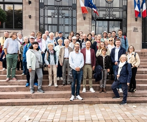 Besuchergruppe vor dem Rathaus.