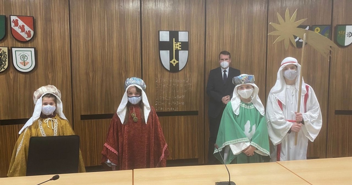 Die Sternsinger 2021 haben Bürgermeister Tobias Stockhoff im Rathaus Dorsten besucht und den Segen erteilt.