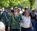 Philipp Allekotte, amtierender Grafenwälder Schützenkönig, beim gemeinsamen Einzug auf dem Festplatz mit seiner Königin Kirstin Sawinski und den übrigen Schützen.