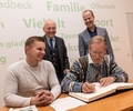 Ballonfahrer verewigen sich im Goldenen Buch der Stadt