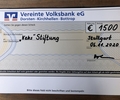 Der symbolische Scheck im Wert von 1.500 Euro wurde von den Buchweizenfreunden an die KEKS Stiftung übergeben.