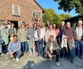 Die Gruppe des Heimatvereins auf dem Hof der SL Naturenergie in Rentfort, zusammen mit Klaus Schulze Langenhorst und Michael Hübner .