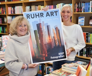 Karen Hecher (r.) und Künstlerin Angelika Schilling präsentieren Schillings Kalender.