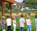 Die Kinder selbst durften das Absperrband am Grünen Klassenzimmer durschschneiden. Zuvor wurde die Sicherheit des Ganzen durch den Fachbereich Umwelt und Grün geprüft.