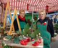 Stöbern auf dem Weihnachtsmarkt der Begegnung