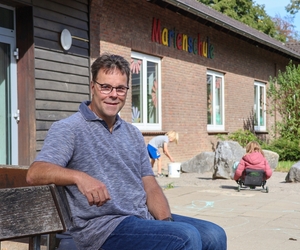 Schulleiter Gregor Fontein sieht die klimaresiliente Umgestaltung des Schulhofs der Marienschule in Kirchhellen-Feldhausen als Chance.