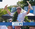 Der neue Schützenkönig Jens Allekotte jubelt.
