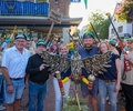 Schützenthron und Pastor Potowski gemeinsam mit der Vogelwache beim traditionellen Vogelaufstellen.