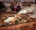 (v.l.) Elisabeth Jünger, Renate Schönsee und Bärbel Nothelle haben mit zahlreicher Unterstützung das neueste Motiv des Früchteteppichs gelegt.