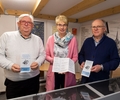Die beiden Vorsitzenden Peter Pawliczek und Susanne Breit sowie Archivar Rainer Weiß vom Heimatverein präsentieren das Programm für 2023.