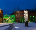 Die Mathias-Jakobs-Stadthalle in Gladbeck erstrahlte am 10. Februar 2021 in grünem Licht anlässlich des Aktionstages der Kinderhospizarbeit.