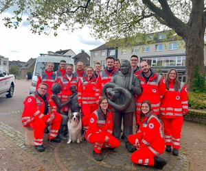 Das DRK-Team aus Kirchhellen steht an der Brezelfamilie auf dem Johann-Breuker-Platz.