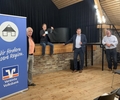 Mit einem Zuschuss hilft die Vereinte Volksbank der beliebten Veranstaltungsreihe Kabarett im Hof im Hof Jünger.