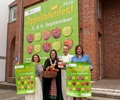 Michele Grade, amtierende Appeltatenmajestät, Bürgermeisterin Bettina Weist und Eva Klein, Abteilungsleiterin Stadtmarketing freuen sich auf das Fest.