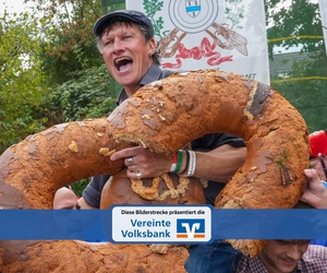 So sehen Sieger aus! Olli Grimm ist Kirchhellens neuer Brezelkönig.