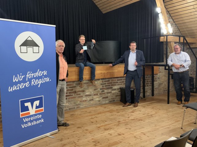 Mit einem Zuschuss hilft die Vereinte Volksbank der beliebten Veranstaltungsreihe Kabarett im Hof im Hof Jünger.