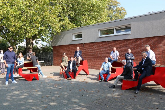 Der Verein Philipp Neri hat zusammen mit Förderern wie der Vereinten Volksbank, der Stadt Bottrop und den Fördervereinen der Sekundarschule und des Vestischen Gymnasium neue Spielgeräte installiert.