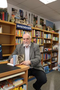 Friedhelm Wessel bei der Signierstunde des Kirchhellener Bildbandes 2019 in der Humboldtbuchhandlung Kirchhellen.