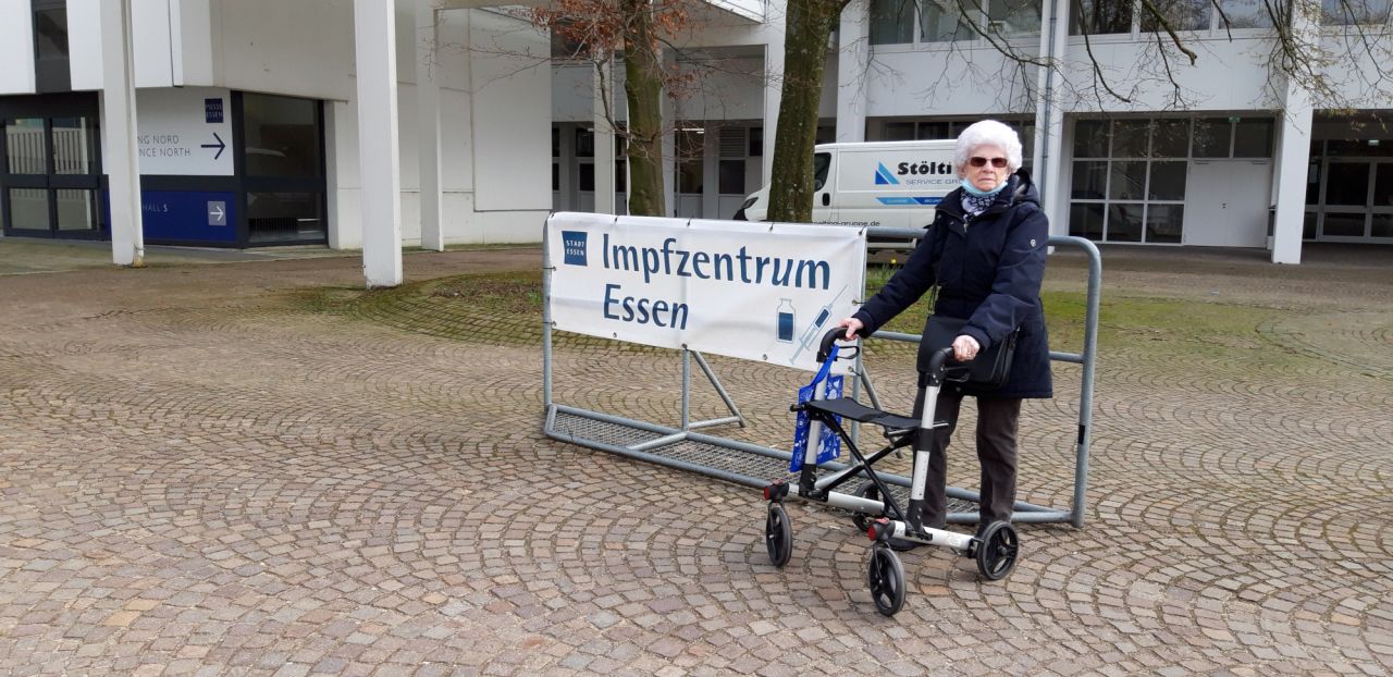 Marianne Dörmer ist 89 Jahre alt und hat sich gegen das Coronavirus im Coronatestzuentrum in der Messe Essen impfen lassen.